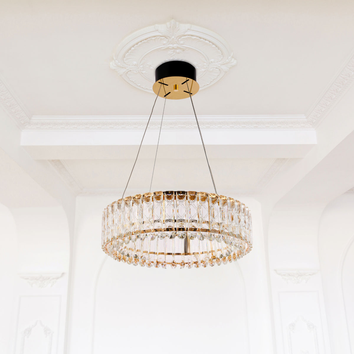 Lámpara colgante de cristal dorado con control remoto, ideal para salones de estilo elegante y contemporáneo.