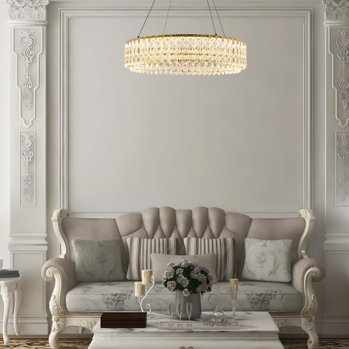 Luz suspendida de cristal dorado sobre una mesa en un comedor elegante, perfecta para añadir un toque de sofisticación y glamour.