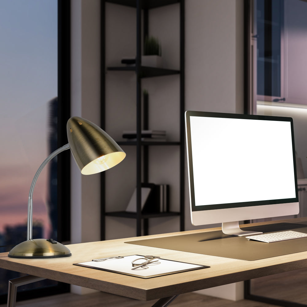 Lámpara de escritorio con cuello flexible, ideal para oficinas modernas, ofreciendo luz ajustable y estilo industrial.