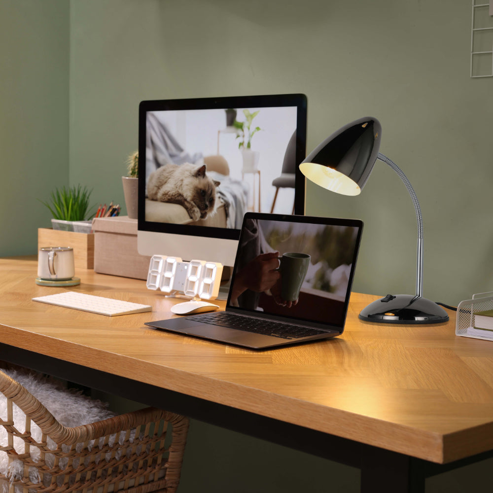 Lámpara de escritorio metálica con cuello flexible, ideal para oficinas modernas y estudios, ofreciendo luz dirijida y funcional.