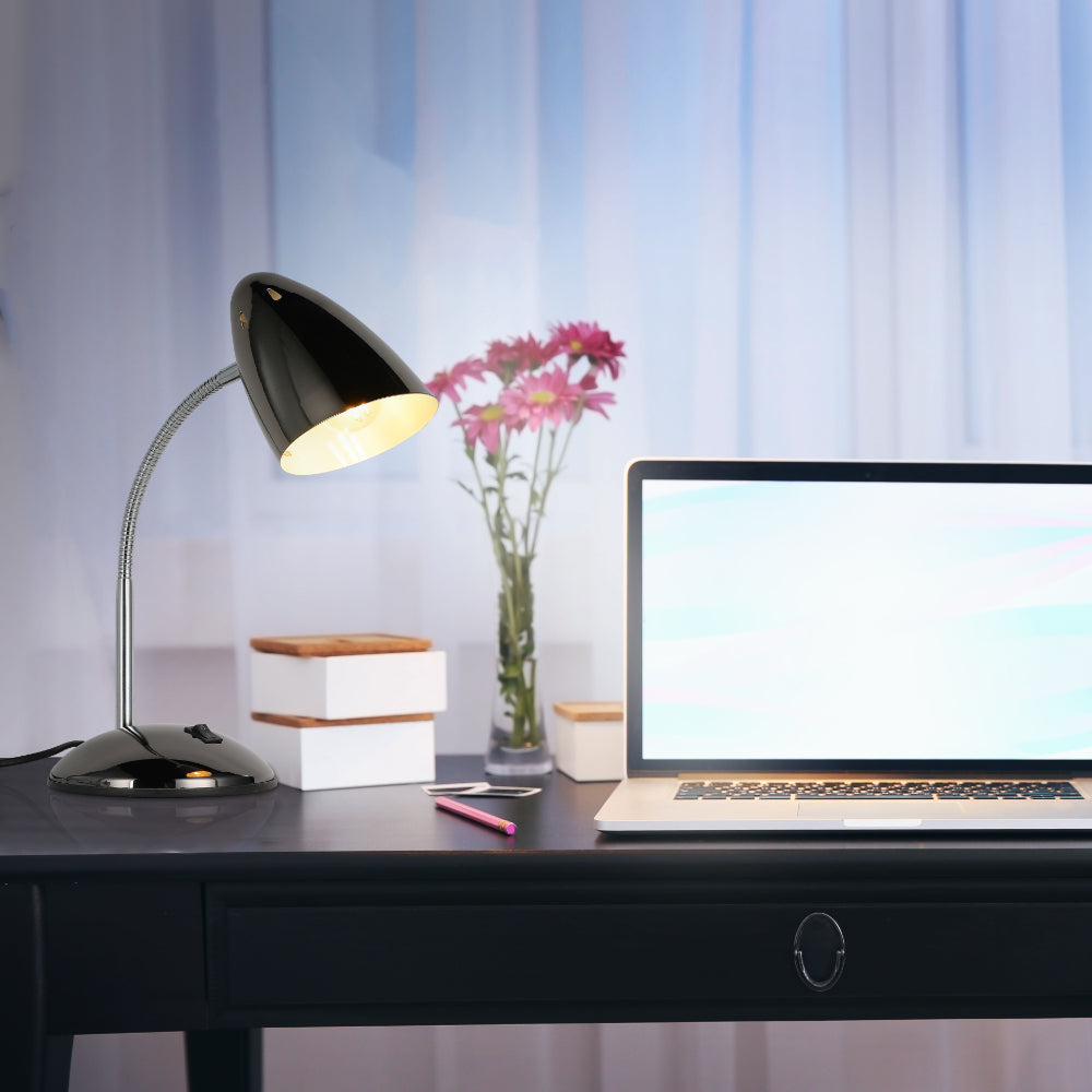 Lámpara de escritorio de metal con cuello flexible, perfecta para oficinas modernas con un estilo funcional y elegante.