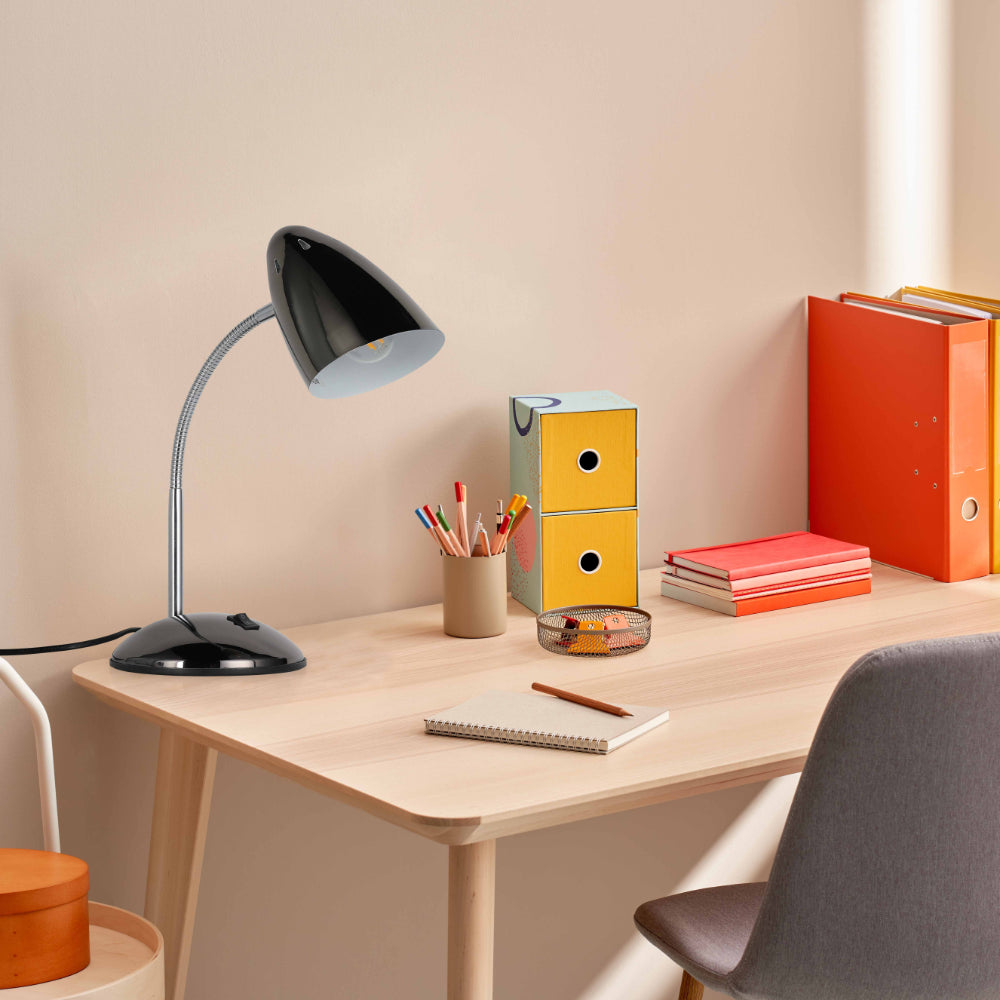 Lámpara de escritorio de metal con cuello flexible, ideal para oficinas modernas y estudios, combinando funcionalidad y estilo contemporáneo.