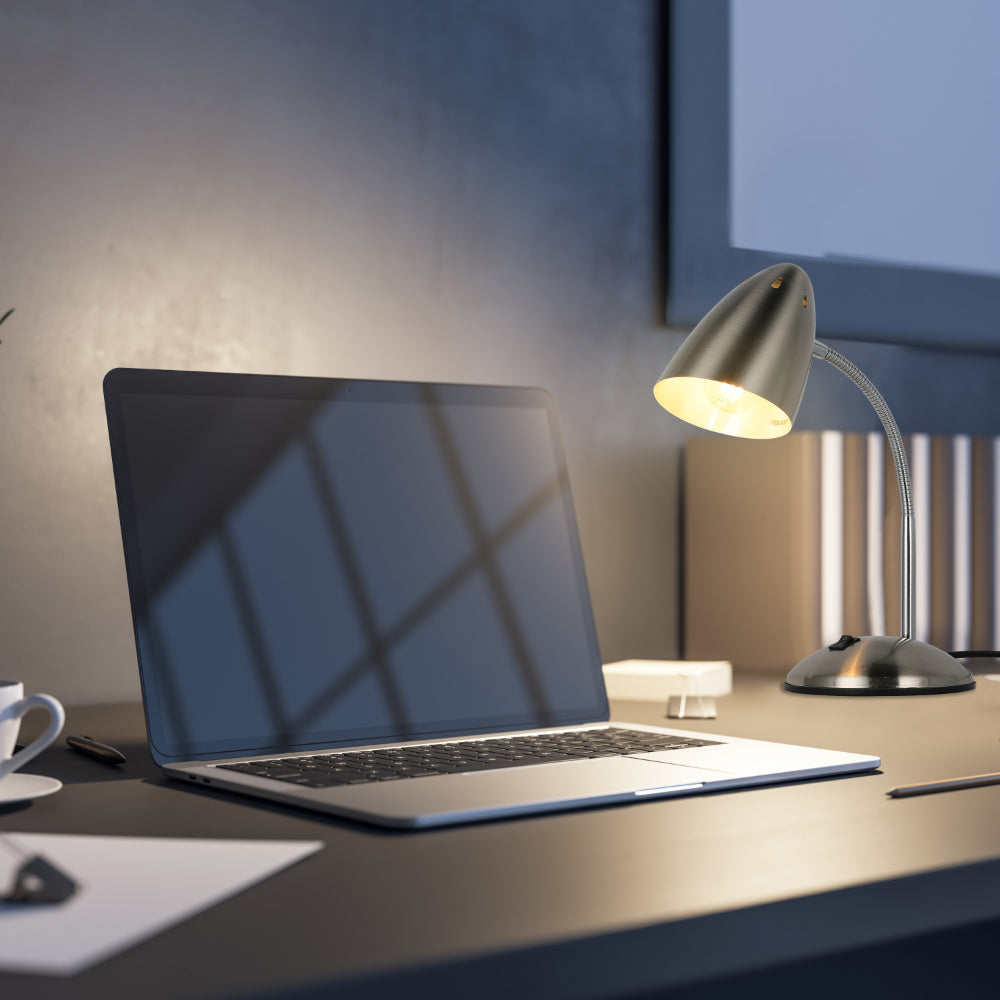 Lámpara de escritorio con cuello flexible de metal, ideal para oficinas modernas y ambientes de trabajo creativos.