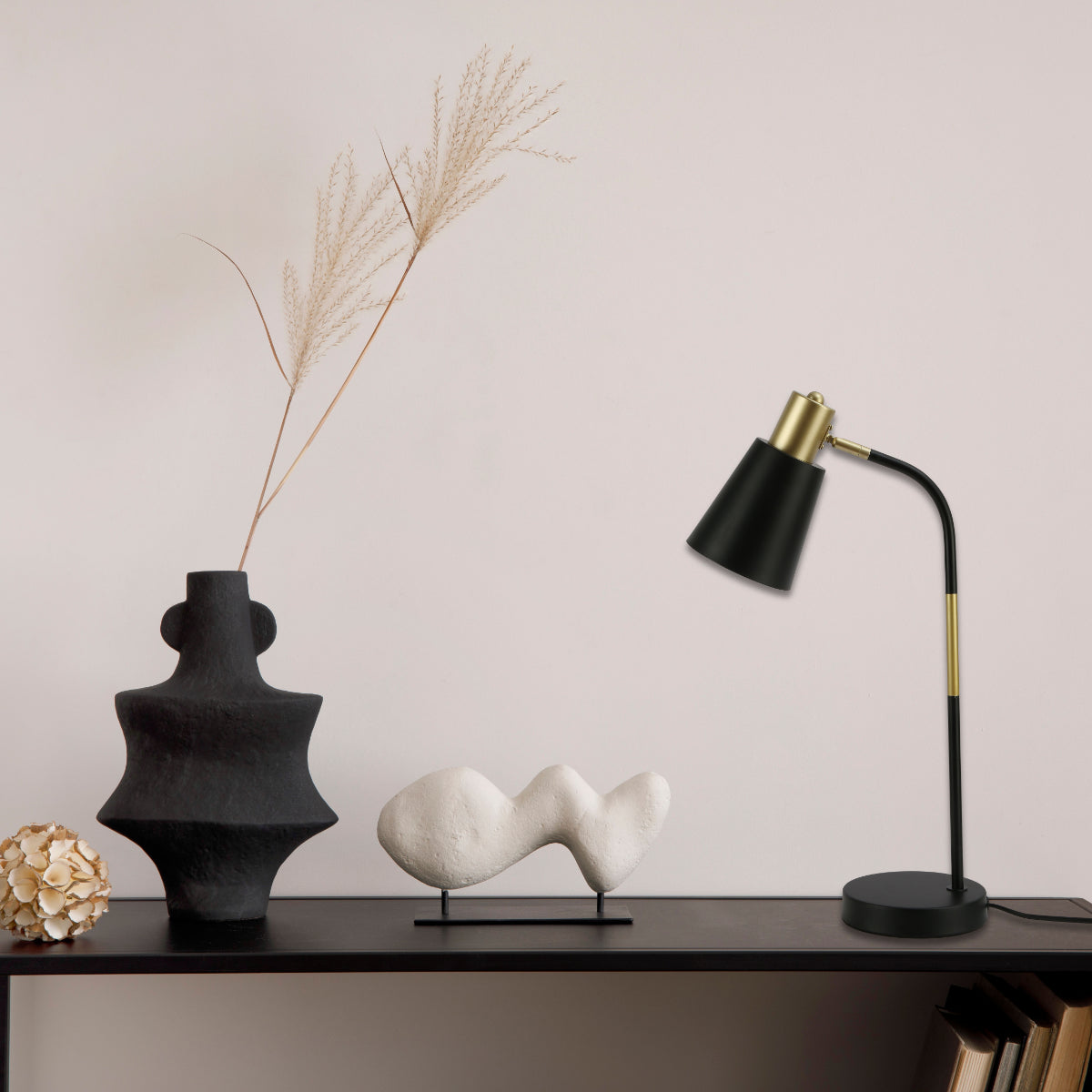 Lámpara de escritorio Elegance Curve E27 iluminando un moderno estudio, perfecta para espacios contemporáneos y funcionales.