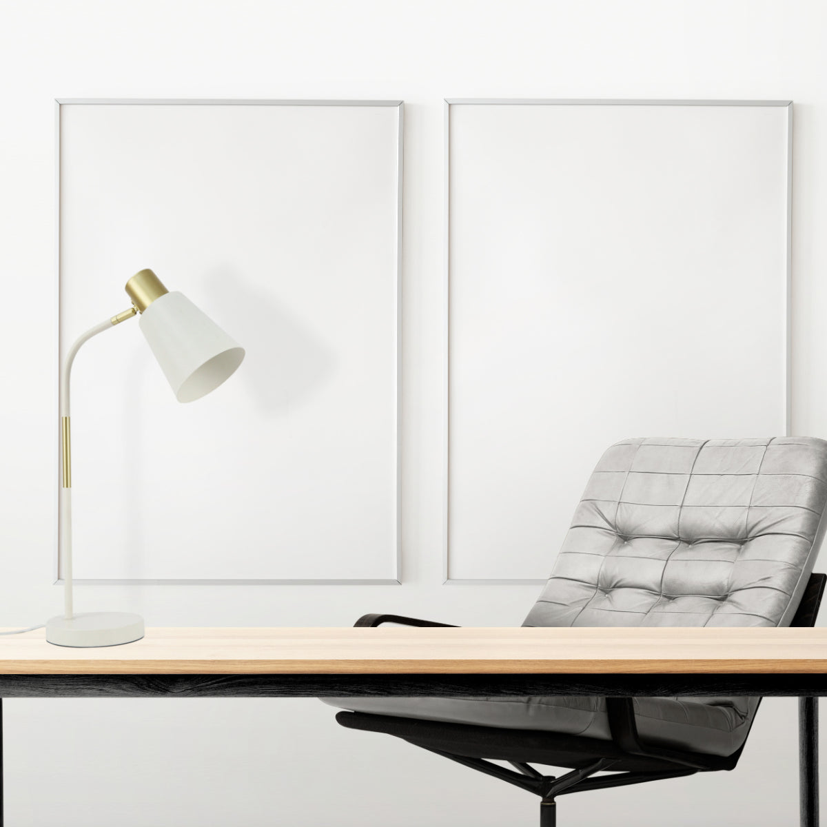 Lámpara de escritorio curva E27 en uso sobre una mesa moderna, perfecta para espacios de trabajo elegantes y contemporáneos.