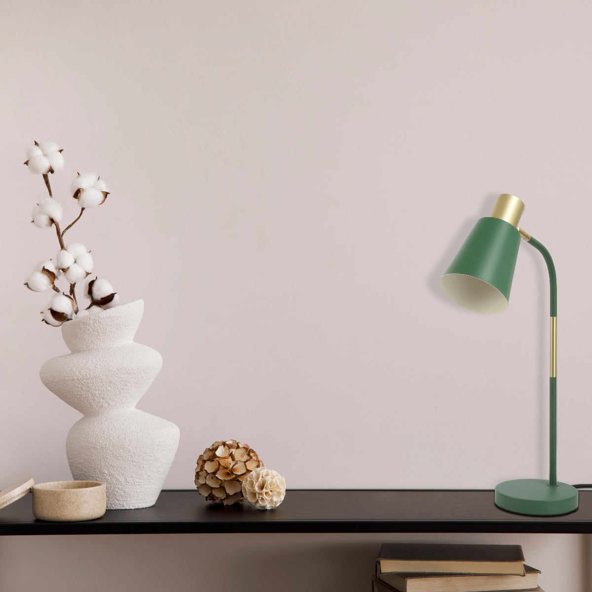 Lámpara de escritorio con diseño curvado, ideal para oficinas modernas, aportando estilo y funcionalidad a su espacio de trabajo.