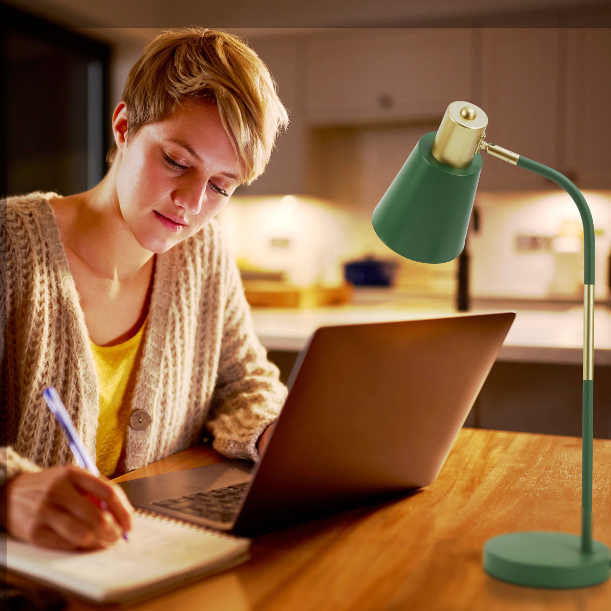 Lámpara de escritorio con diseño curvo, ideal para oficinas modernas, aportando un toque elegante y funcional a tu espacio de trabajo.