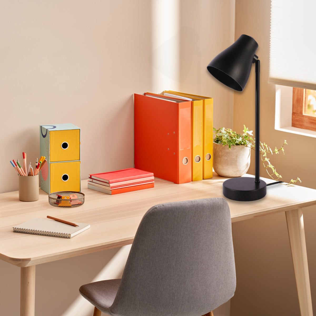 Lámpara de escritorio elegante y rotativa, ideal para oficinas modernas y decoraciones contemporáneas.