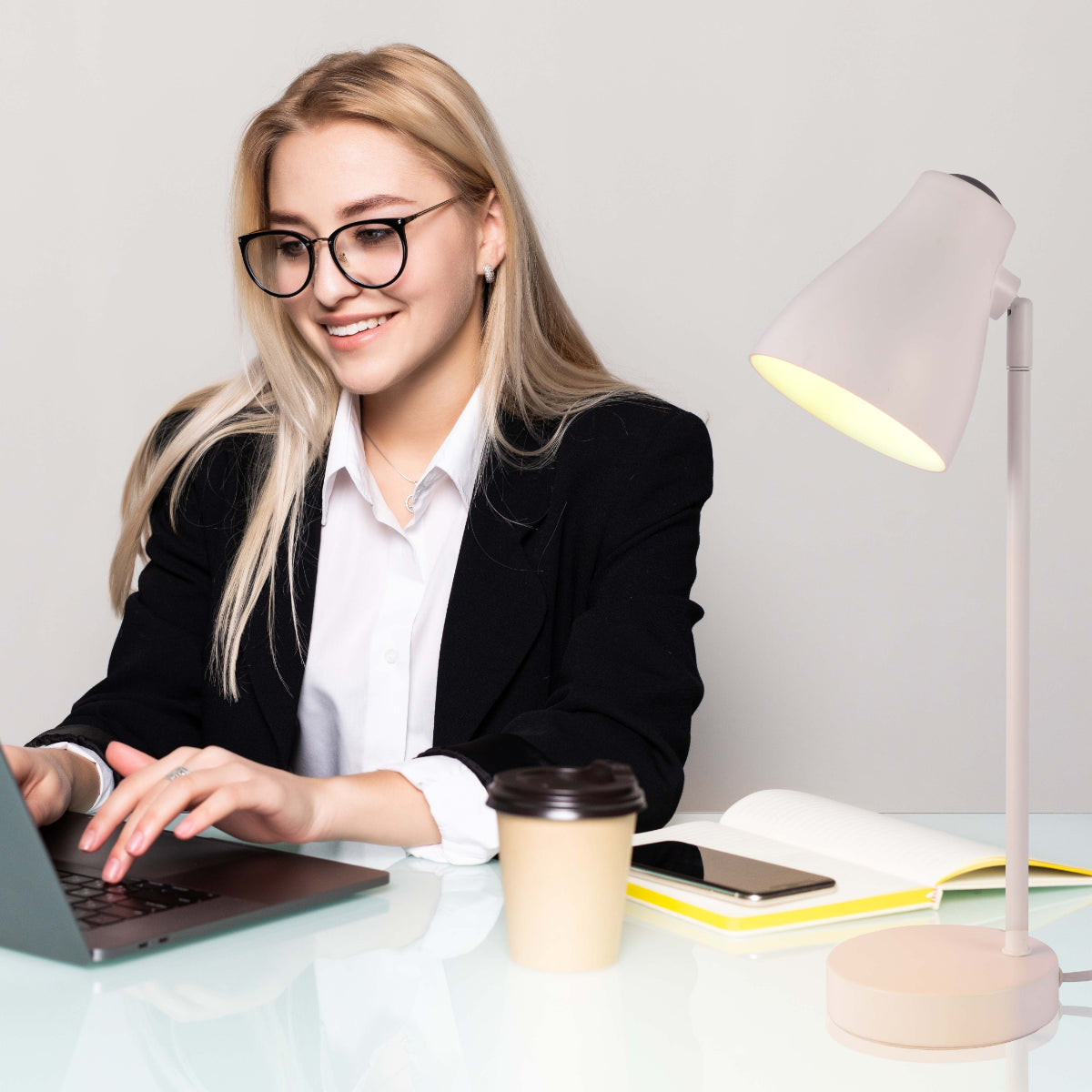 Lámpara de escritorio rotatable en acción, ideal para oficinas modernas, combina funcionalidad con un diseño elegante y contemporáneo.
