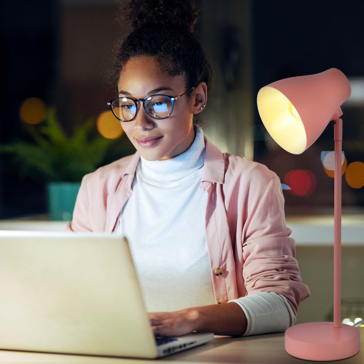 Lámpara de escritorio elegante y rotatable, perfecta para oficinas modernas, con un diseño sofisticado y funcionalidad versátil.