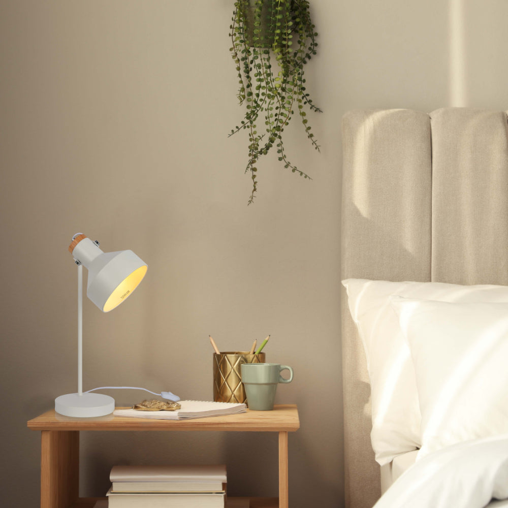 Lámpara de escritorio moderna con acento de madera, ideal para oficinas con estilo contemporáneo y minimalista.