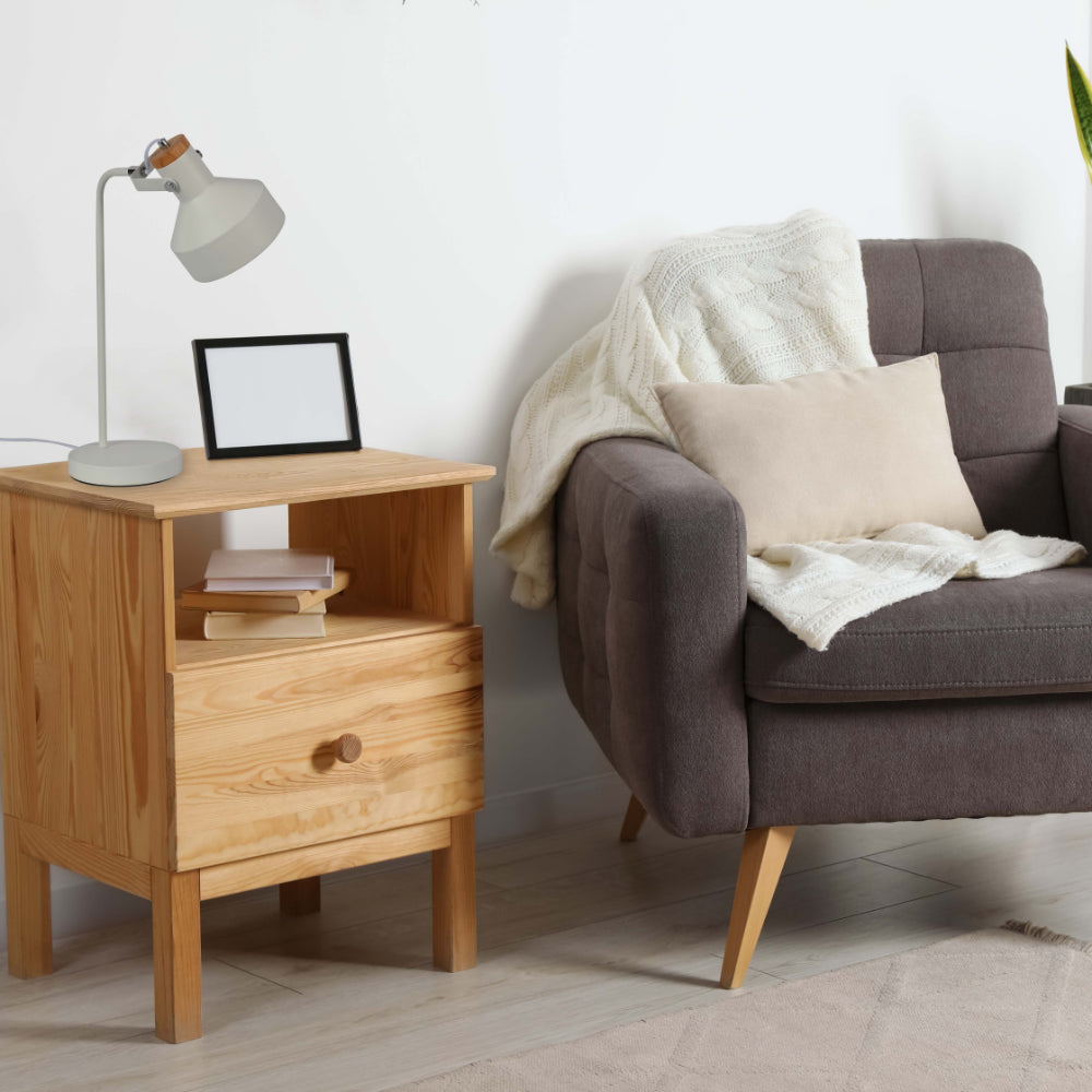 Lámpara de escritorio moderna con acentos de madera, perfecta para oficinas con decoración contemporánea.