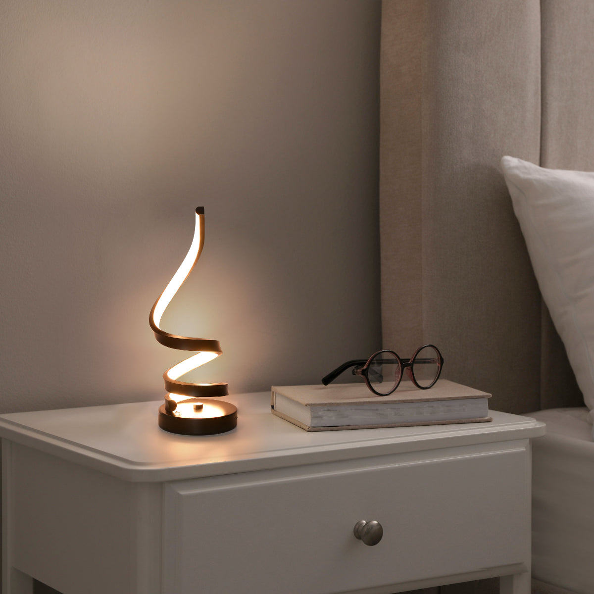 Lámpara de mesa LED en espiral contemporánea con acabado negro, ideal para estudios modernos y espacios de trabajo.