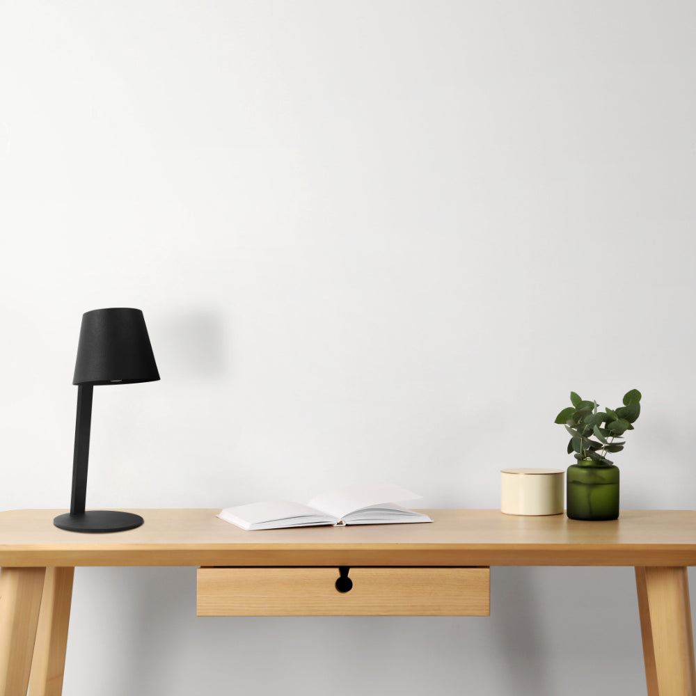 Lámpara de mesa LED portátil y solar, ideal para patios y terrazas, con diseño moderno y funcional para exteriores.