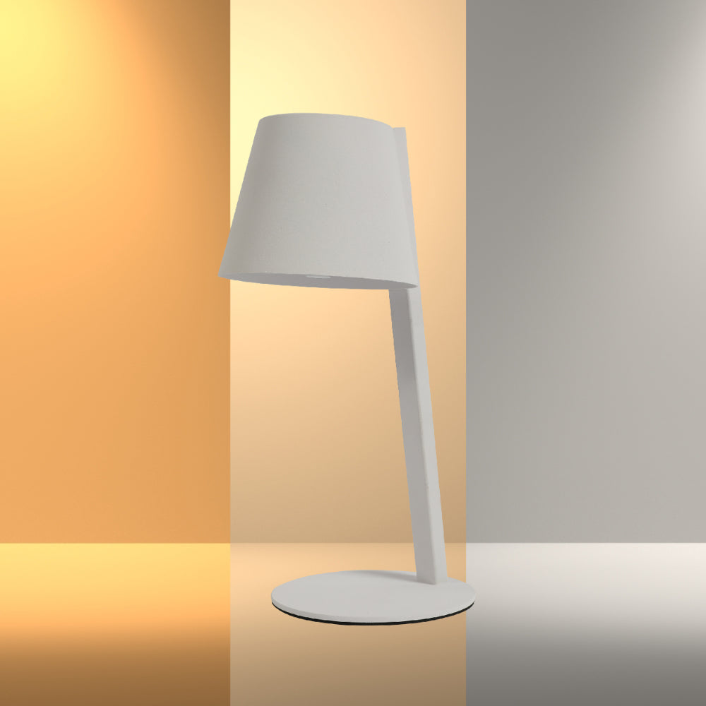 Lámpara de mesa LED portátil y solar, perfecta para exteriores, ideal para terrazas en decoración moderna y acogedora.