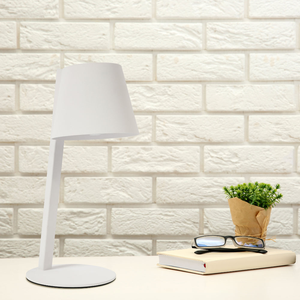 Lámpara de mesa LED portátil solar, perfecta para patios de estilo moderno, ideal para iluminar cenas al aire libre.