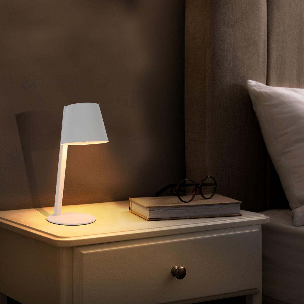 Lámpara LED portátil solar para exteriores, ideal para jardines o terrazas con estilo moderno y funcionalidad para iluminación ambiental.