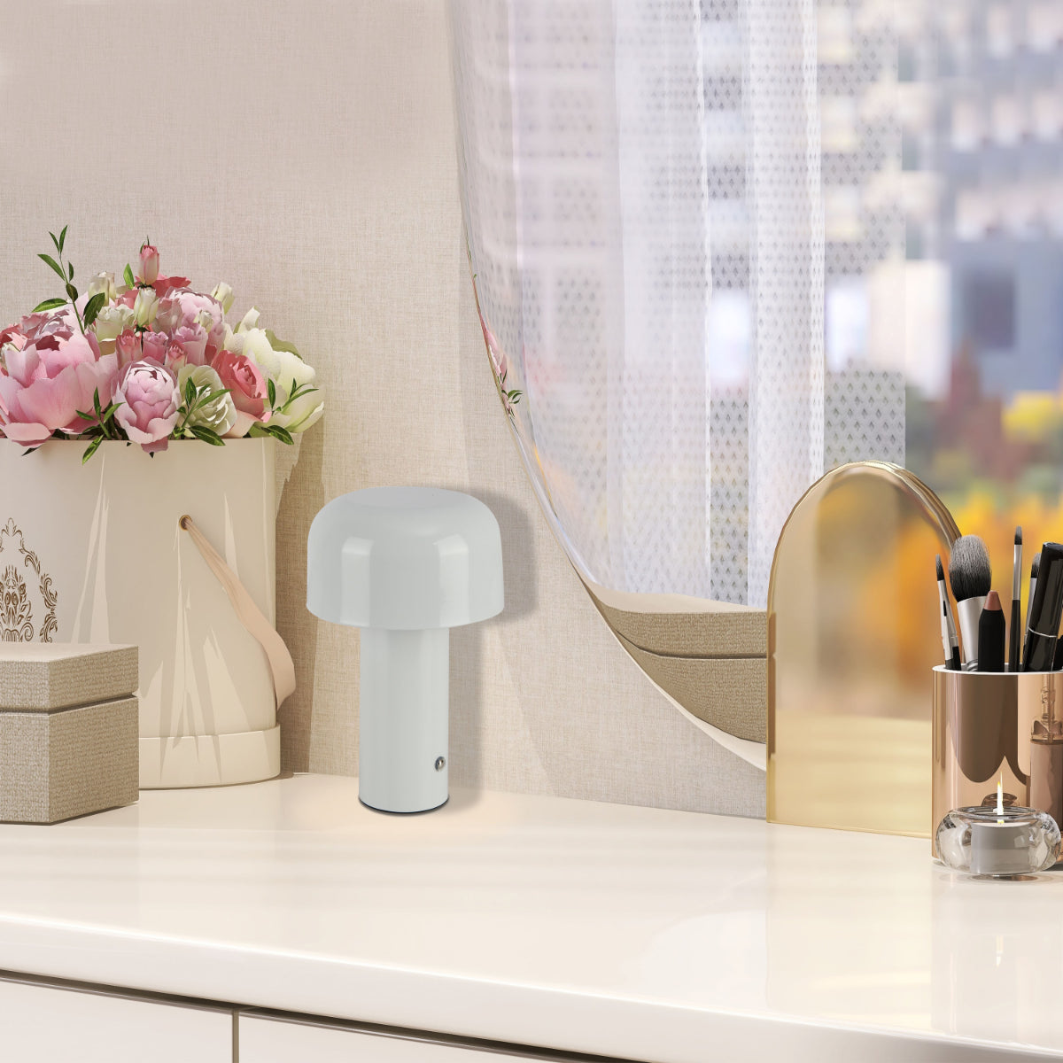 Lámpara de mesa LED recargable en forma de hongo, perfecta para espacios modernos y acogedores, ideal para la sala o el dormitorio.