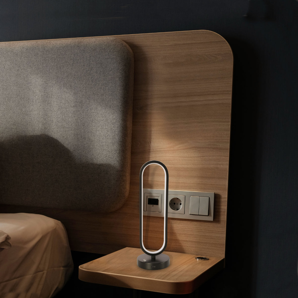 Lámpara de mesa ovalada minimalista con LED CCT, perfecta para oficinas contemporáneas con un estilo sofisticado.