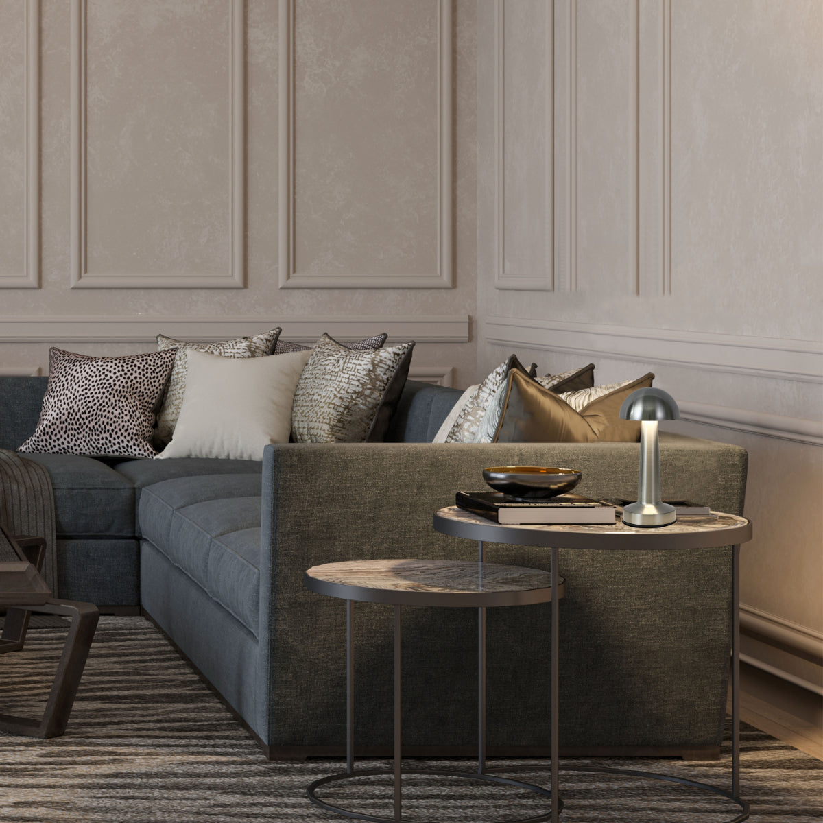 Lampara de mesa recargable en forma de hongo de acero, perfecta para espacios modernos y acogedores como salas de estar o dormitorios.