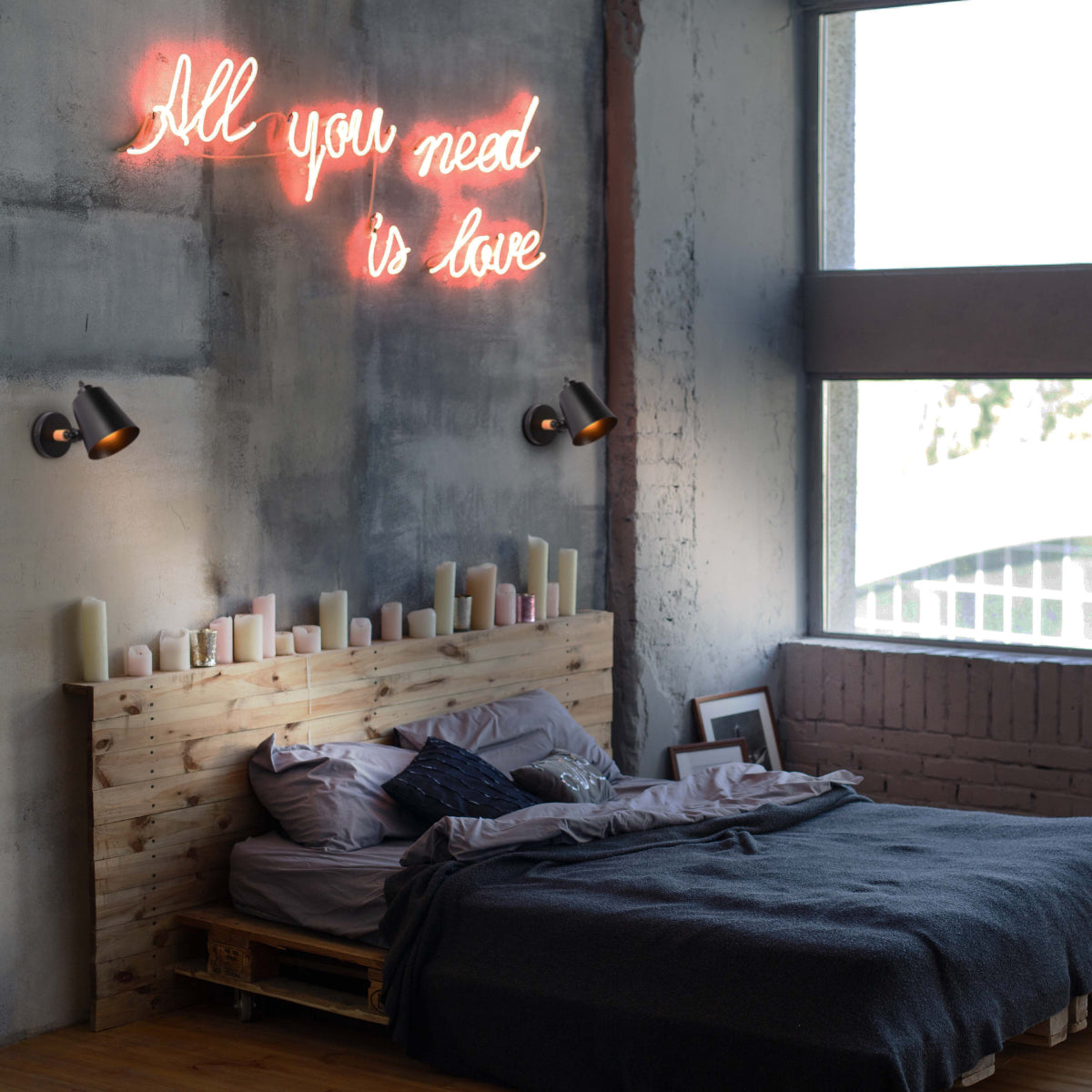 Aplique de pared moderno en forma de cono ajustable, ideal para espacios contemporáneos como oficinas o salas de estar.