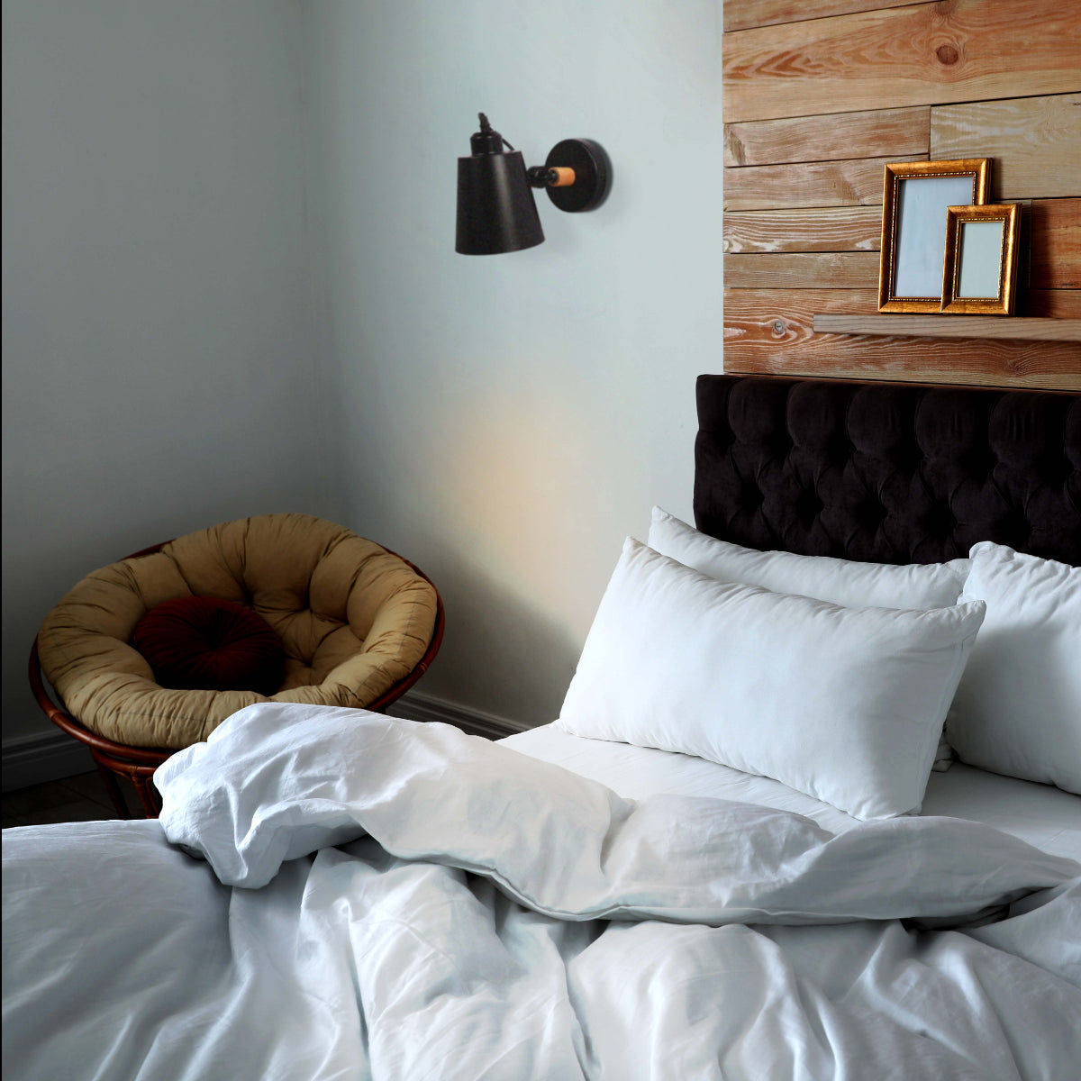 Lámpara de pared ajustable con diseño cónico moderno, perfecta para espacios minimalistas y salones contemporáneos.