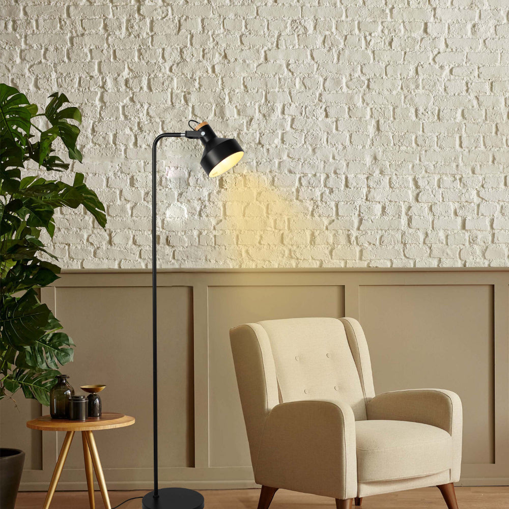 Lámpara de pie minimalista ajustable con acento de madera, ideal para salones modernos y espacios acogedores.