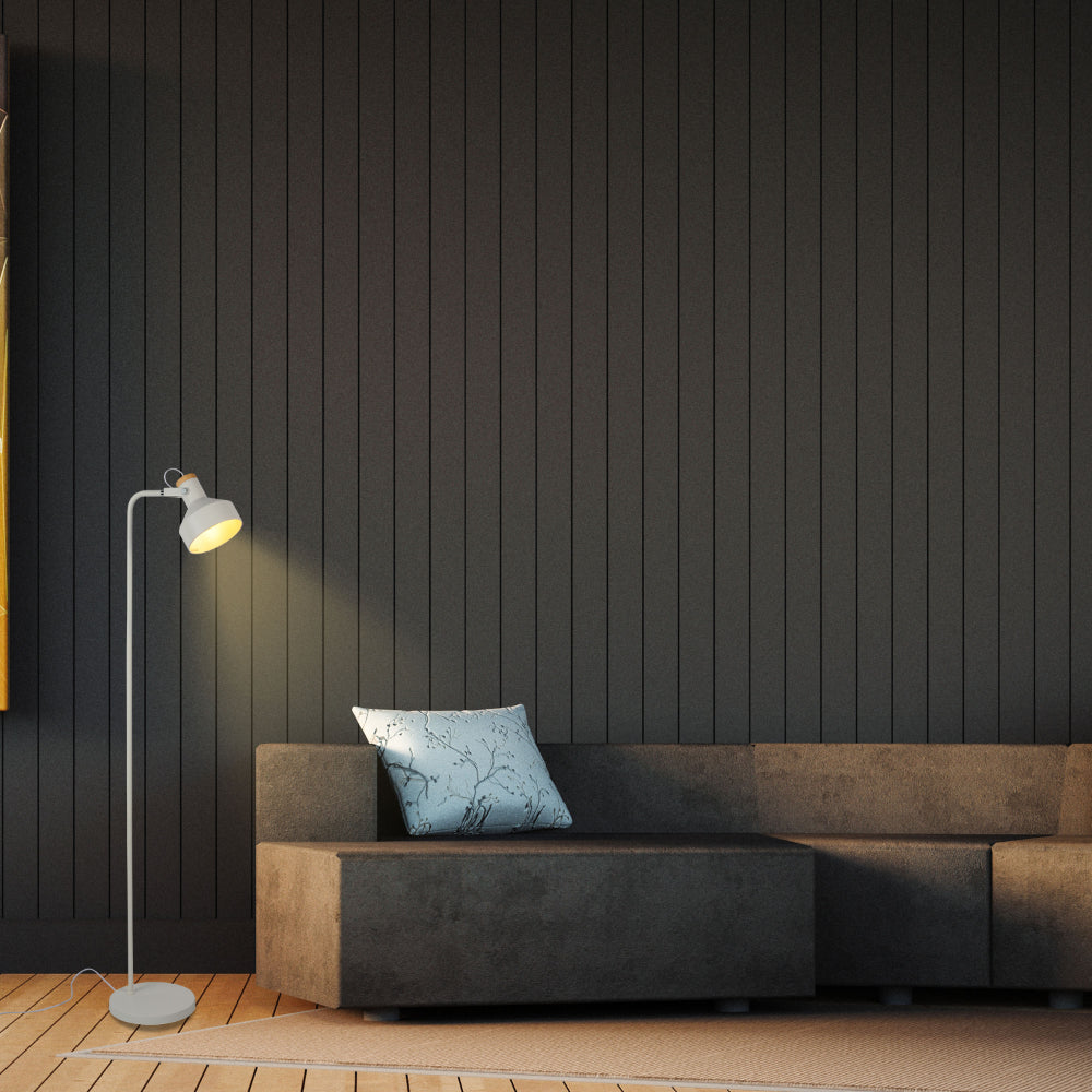 Lámpara de pie minimalista ajustable con acentos de madera, ideal para salones con decoración moderna y elegante.