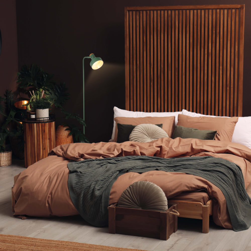 Lámpara de pie minimalista con acento de madera, ideal para salas de estar con decoración contemporánea y espacio acogedor.