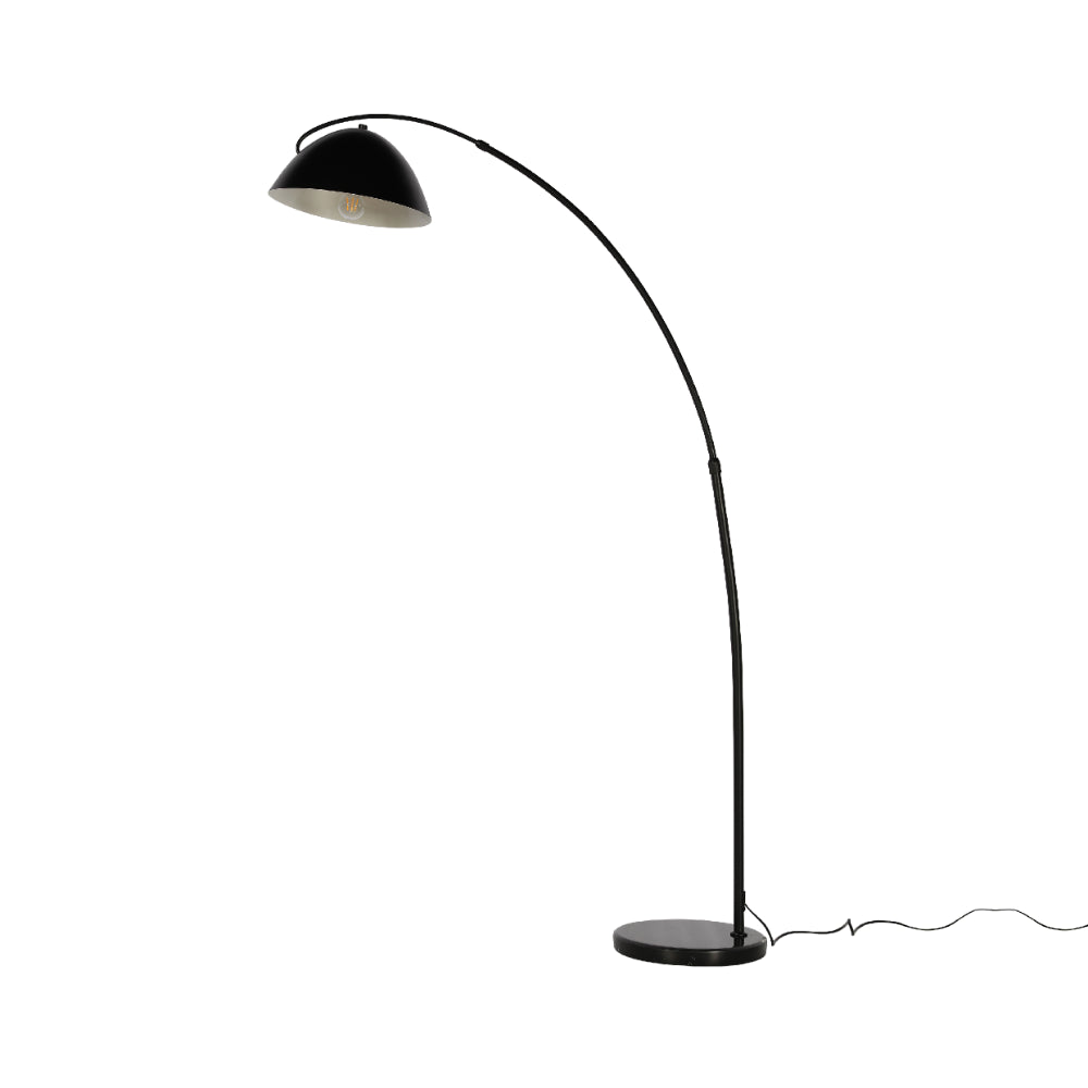 Lámpara de pie curva negra con pantalla cúpula, perfecta para salones modernos o espacios contemporáneos.