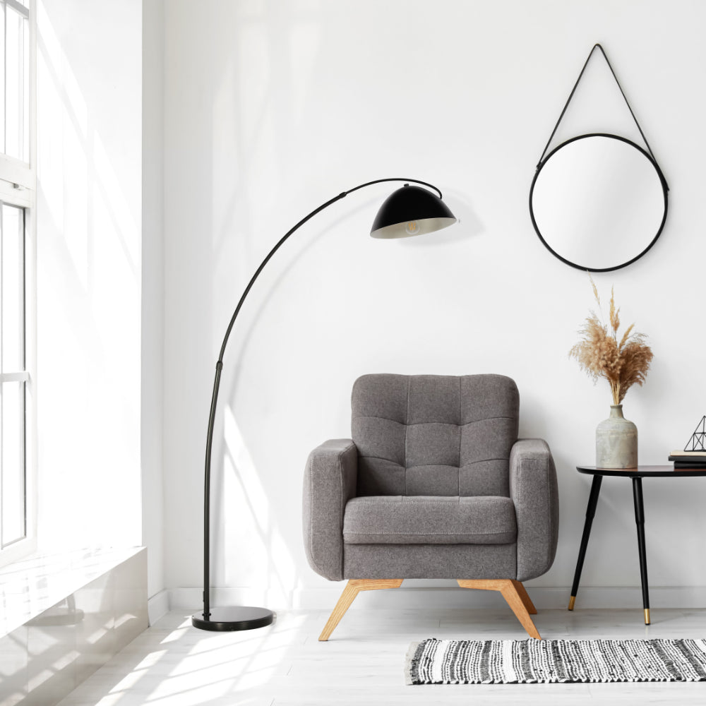 Lámpara de pie curva negra con pantalla de domo, perfecta para salones modernos y elegantes, proporcionando una iluminación cálida y acogedora.