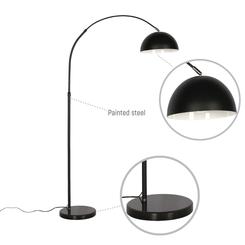 Lámpara de pie curva con pantalla dome rotativa en negro, perfecta para salones de estilo contemporáneo y moderno.