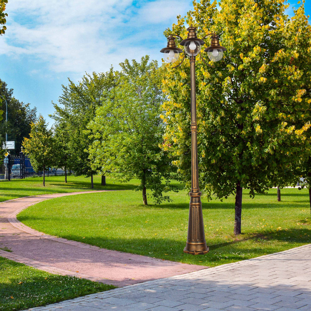 Lámpara de jardín estilo clásico, ideal para iluminar senderos en exteriores, combinación de negro con detalles dorados.