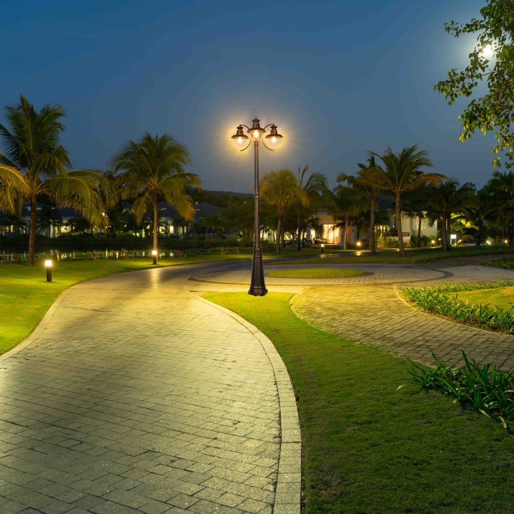 Lámpara de jardín tipo farola de exterior, ideal para iluminar caminos en decoraciones modernas y elegantes.