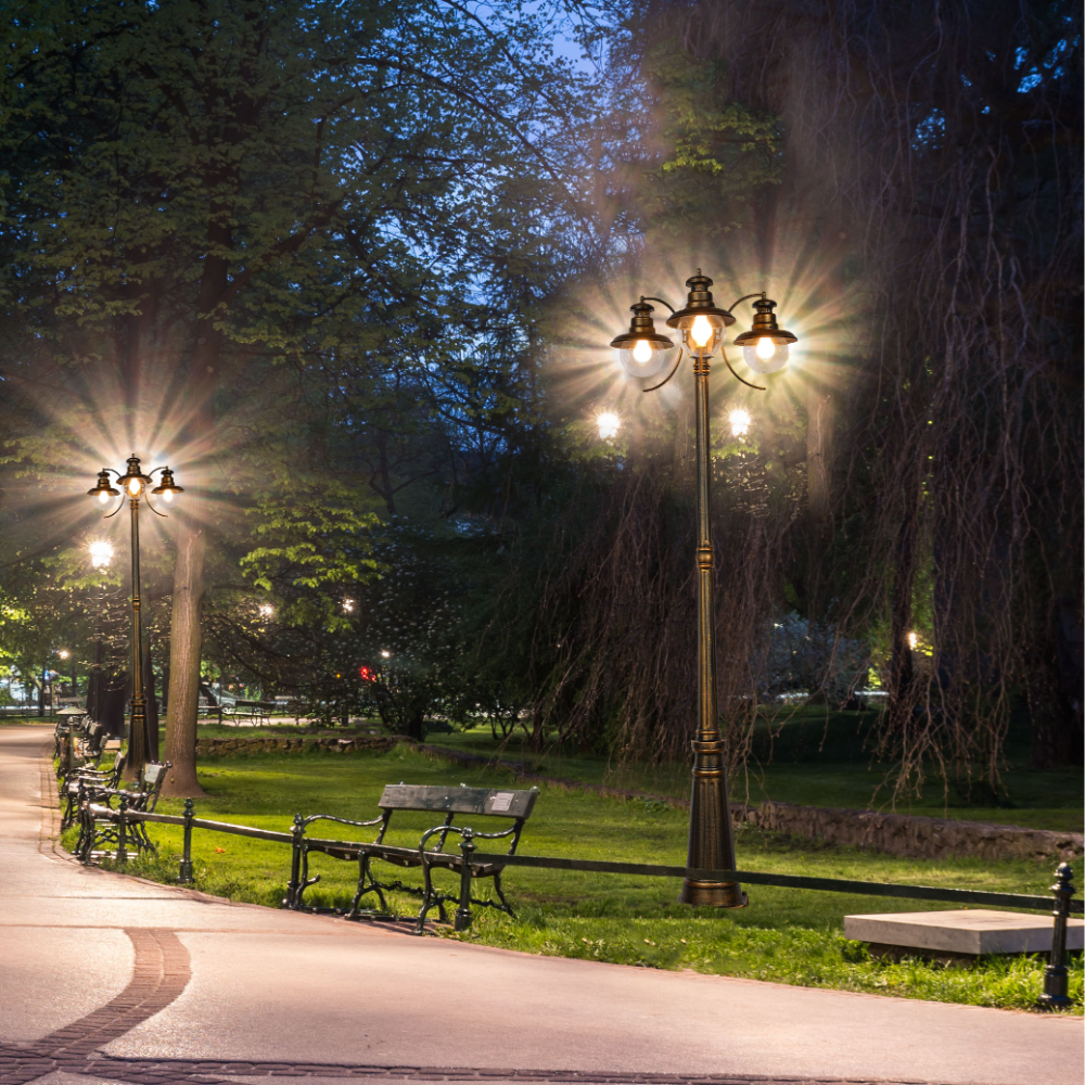 Lámpara de poste de jardín con 3 bombillas E27, ideal para iluminar caminos en espacios exteriores con un estilo elegante y clásico.
