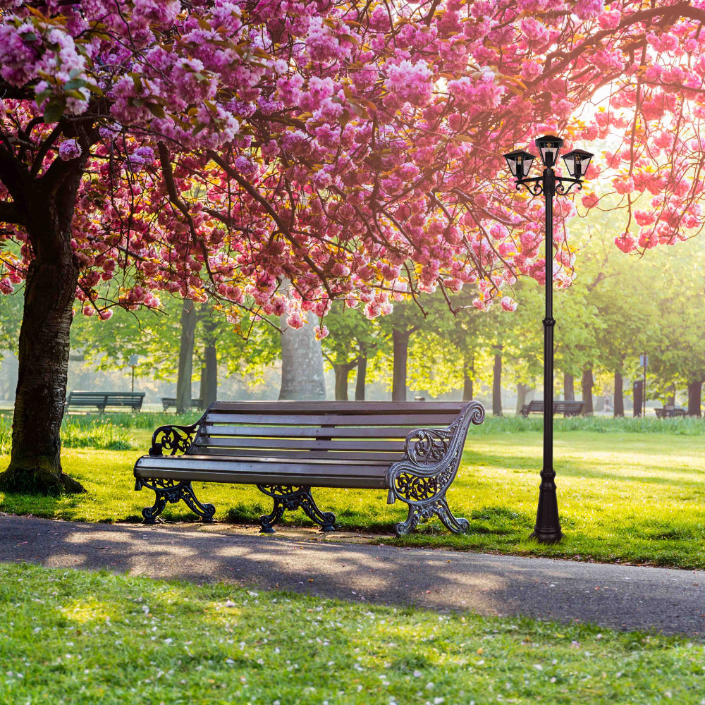 Lámpara de postes de jardín negra, ideal para senderos exteriores en decoraciones modernas y rústicas.