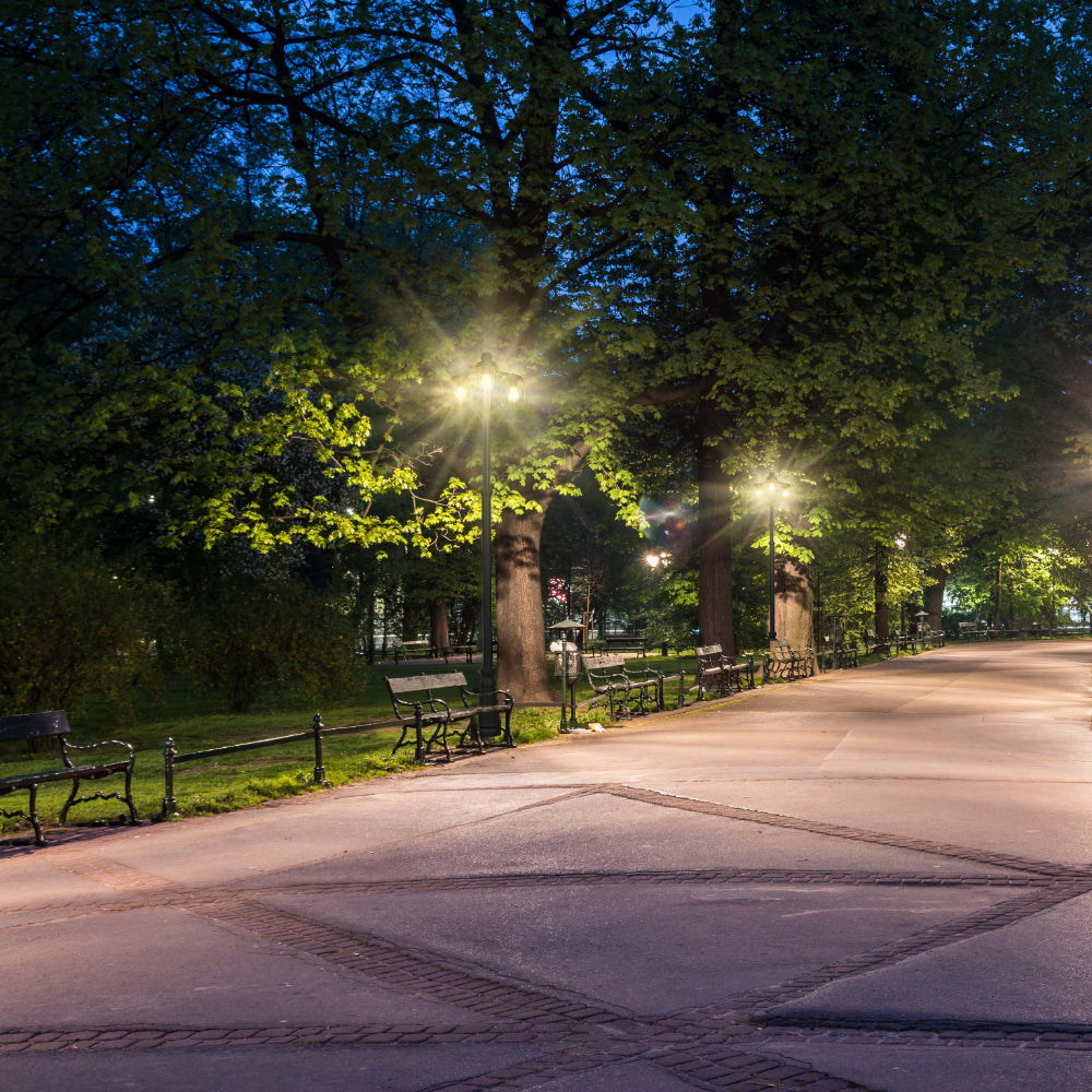 Lámpara de jardín tipo farola, ideal para senderos exteriores, con diseño moderno y elegante, perfecta para patios y espacios al aire libre.