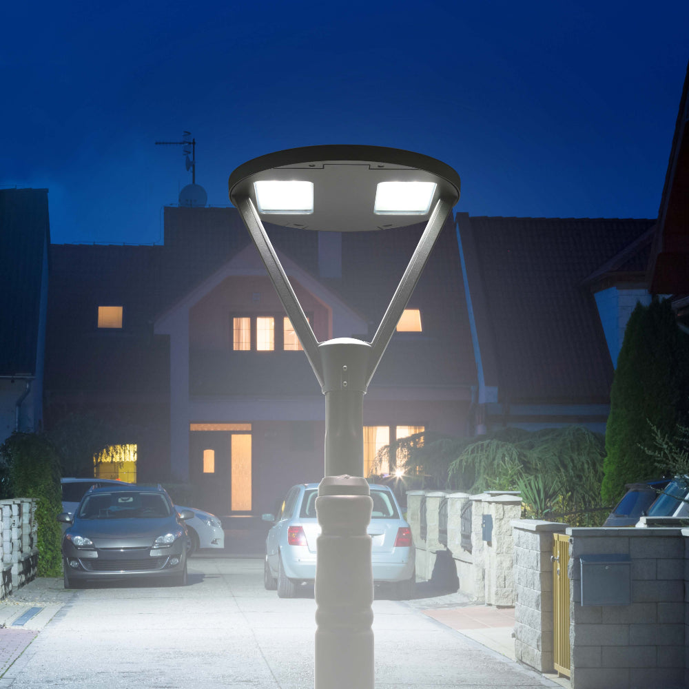 Lámpara de jardín LED de poste, ideal para iluminar senderos en exteriores con un estilo contemporáneo y versátil.
