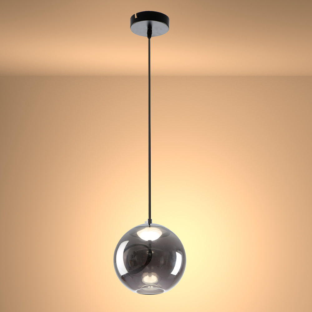 Lámpara colgante de vidrio ahumado ideal para comedores decorados en estilo contemporáneo, aportando elegancia y calidez al espacio.