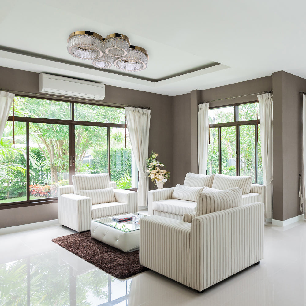 Luz de techo con cuatro anillos de cristal, ideal para salones modernos, control remoto y tres temperaturas de color para ambientes versátiles.