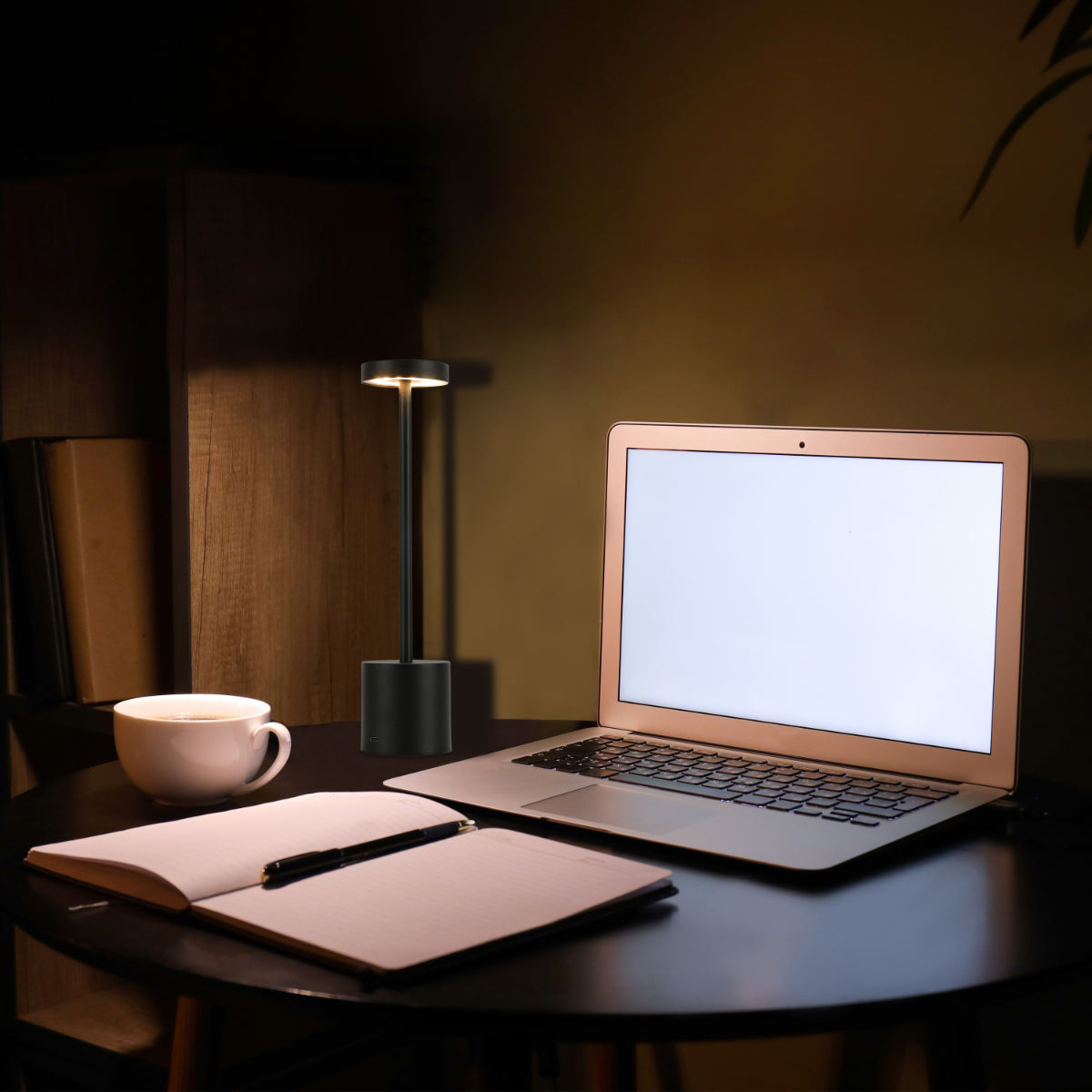 Lámpara de columna LED portátil con control CCT, ideal para oficinas modernas y espacios versátiles.