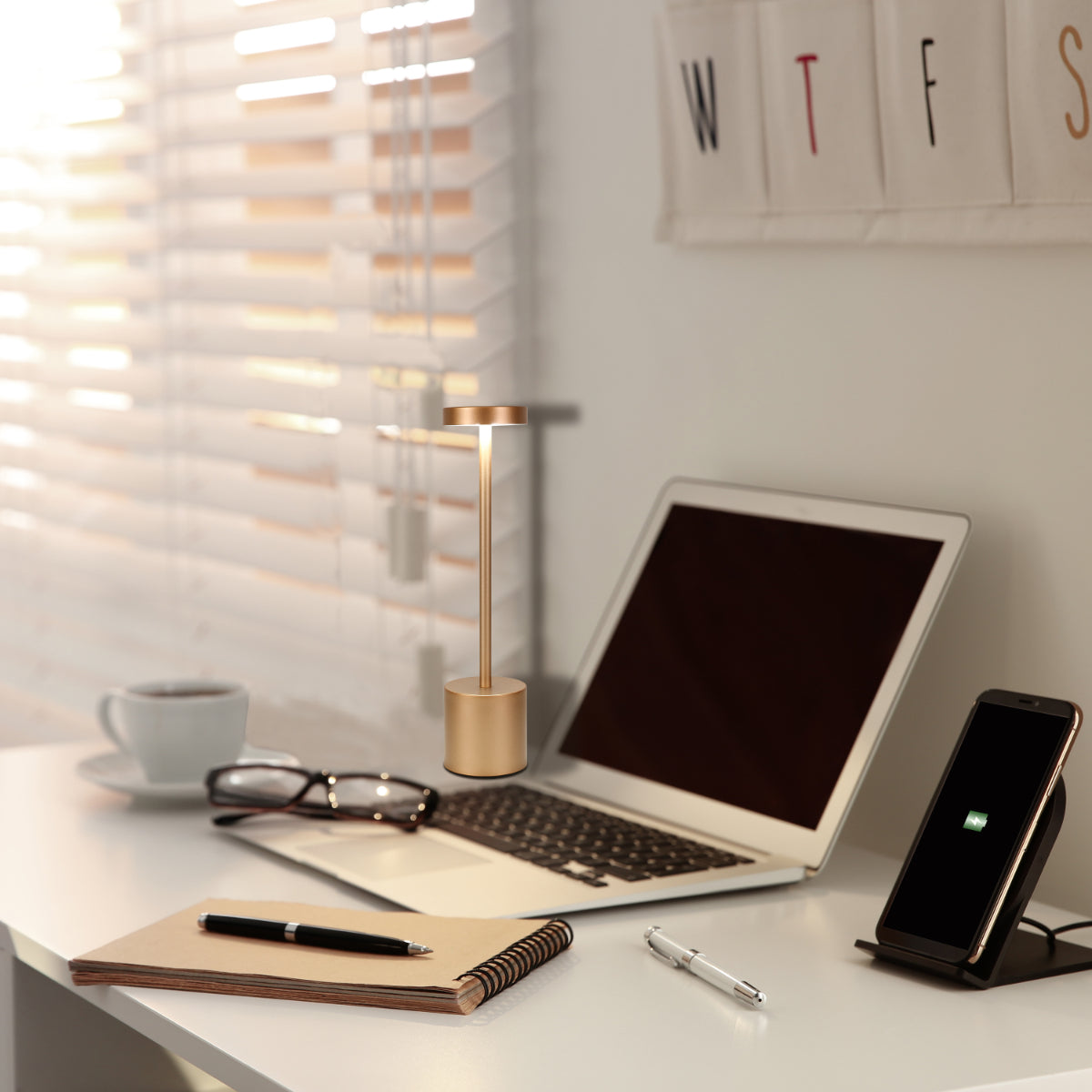 Lámpara de columna LED portátil con control de CCT, ideal para salas de estar modernas y decoraciones contemporáneas.
