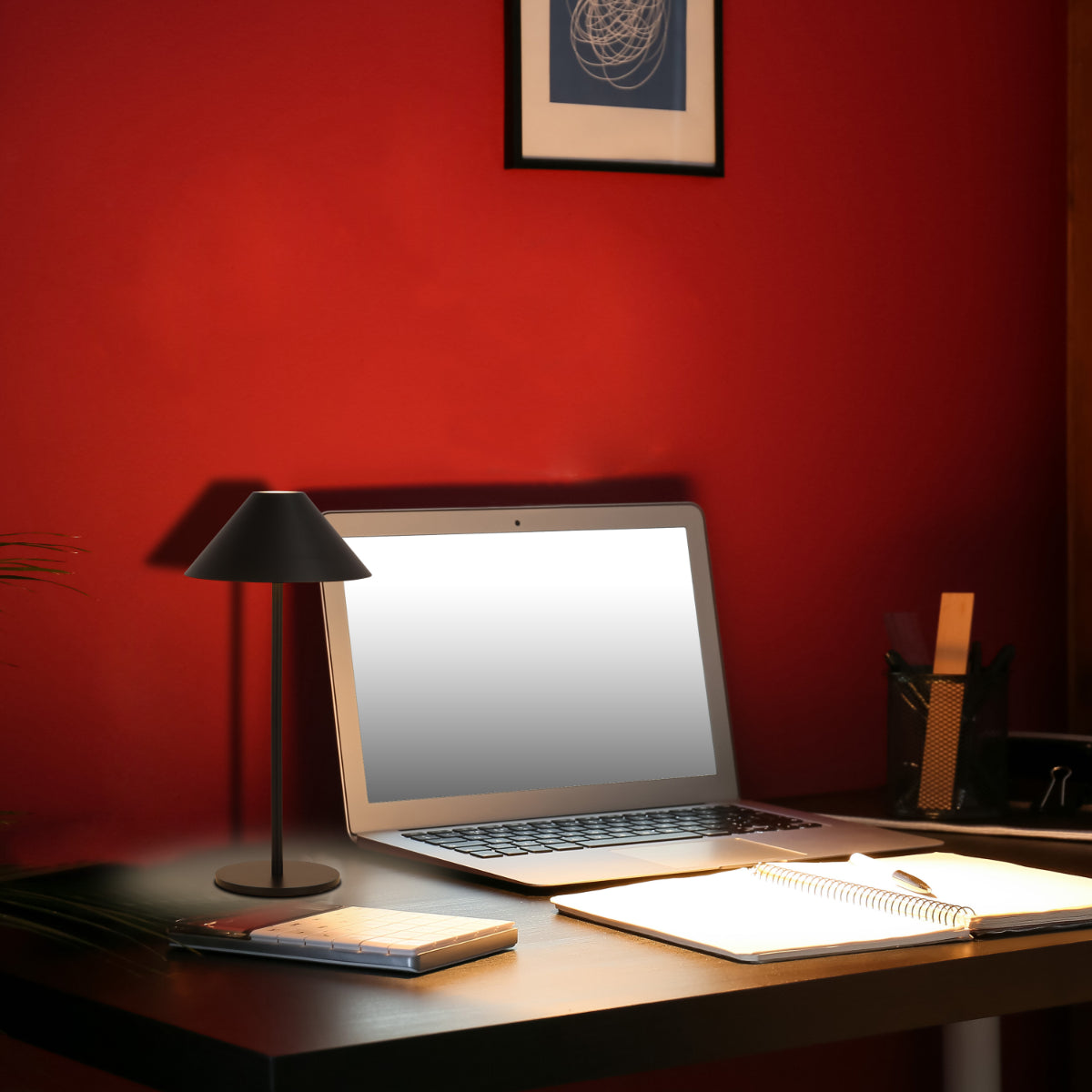 Lámpara LED de cono recargable en uso, ideal para espacios modernos y exteriores, añadiendo un toque elegante a la decoración.