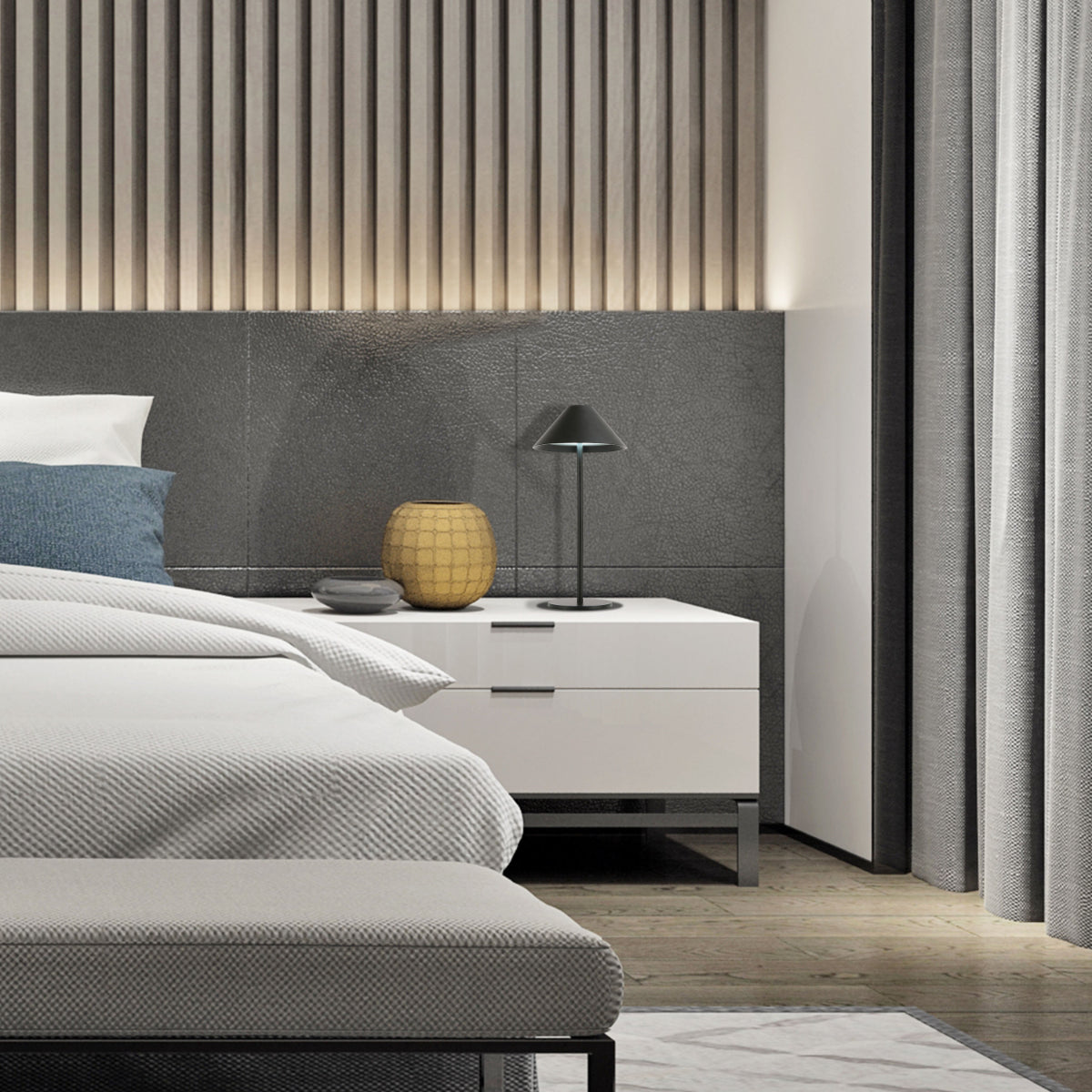 Lámpara LED recargable de doble fuente en forma de cono, ideal para espacios de trabajo modernos y decoración contemporánea.
