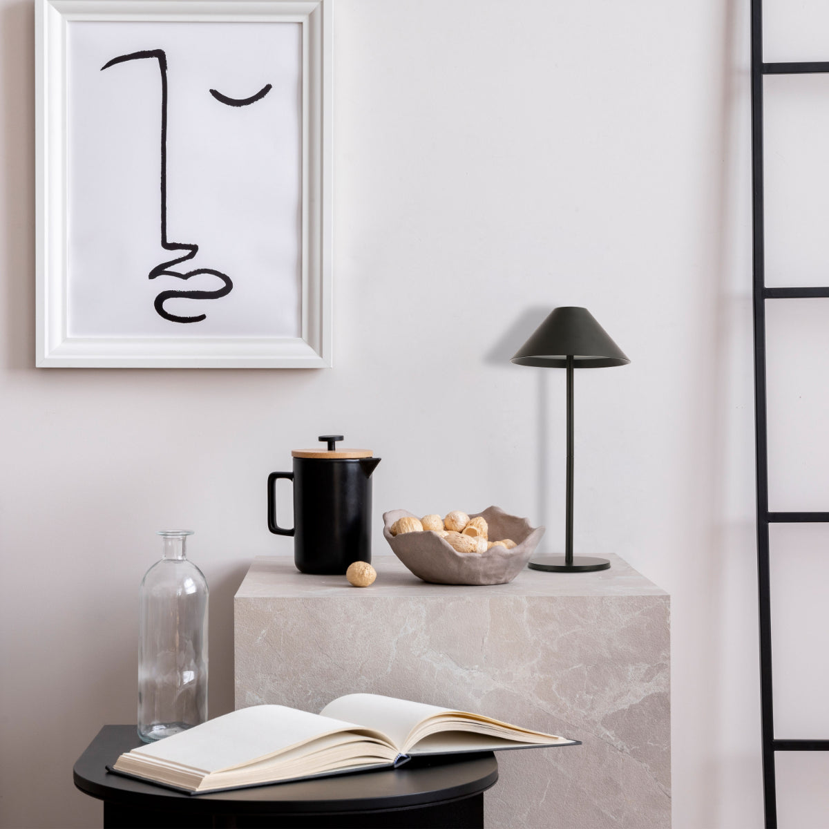 Lámpara LED de cono recargable en uso, ideal para espacios modernos como oficinas o salas de estar, ofreciendo iluminación versátil y elegante.