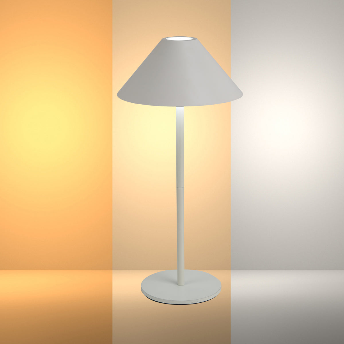 Lámpara LED de cono recargable, ideal para espacios modernos como oficinas o salas de estar con un toque minimalista.