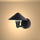 Luz de pared moderna en forma de cono negro, ideal para exteriores con un estilo contemporáneo. Perfecta para entradas y jardines.