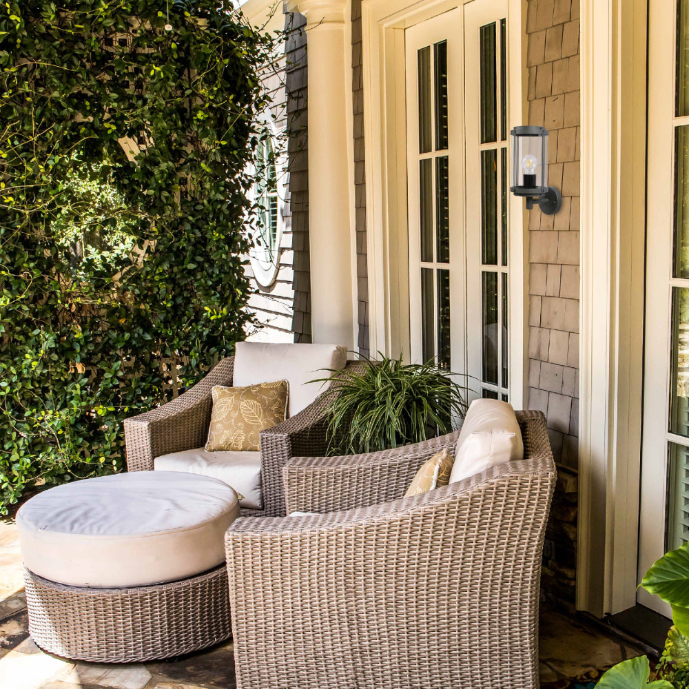 Lámpara de pared vintage de exterior en gris oscuro, perfecta para patios con decoración rústica y acogedora.