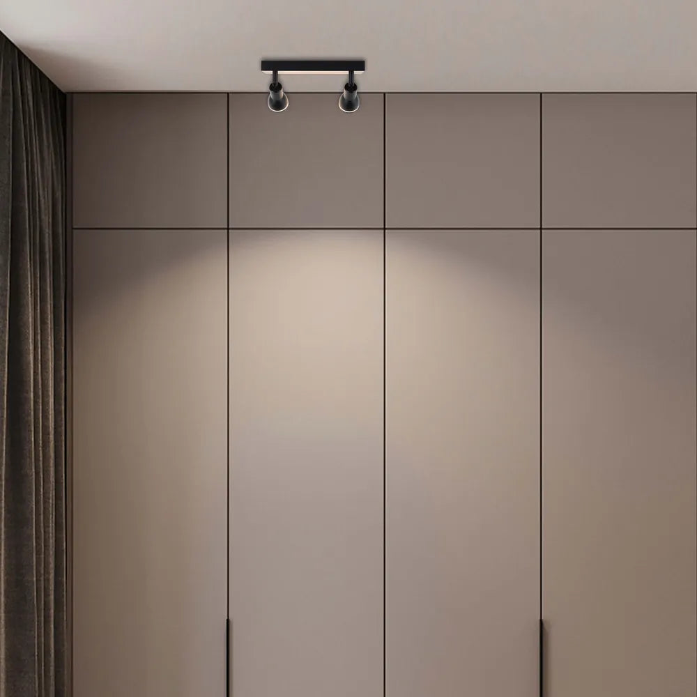 Luminaria moderna Luma Cylindro GU10 iluminando una sala de estar contemporánea con decoración elegante y ambiente cálido.172-03210