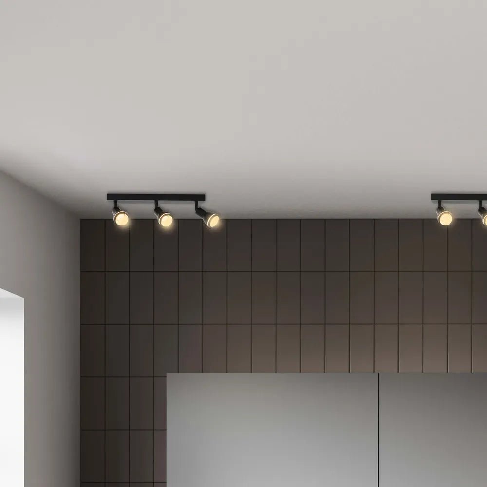 Luminaria de foco Modern Luma Cylindro GU10 iluminando una sala de estar elegante con decoración contemporánea. 172-03212